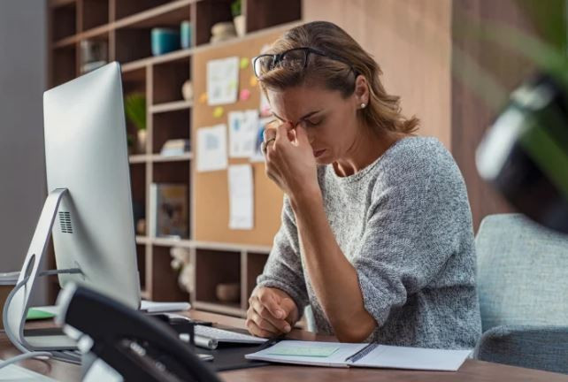 Cảnh báo nguy cơ đối với sức khỏe nếu làm việc quá 55 giờ mỗi tuần ảnh 1