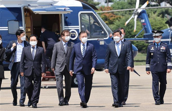 Tổng thống Hàn Quốc Moon Jae-in tới căn cứ không quân ở phía nam Seoul, bắt đầu chuyến thăm Mỹ ngày 19/5/2021. (Nguồn: Yonhap/TTXVN) Tổng thống Hàn Quốc Moon Jae-in công du Mỹ: Phép thử liên minh ảnh 2