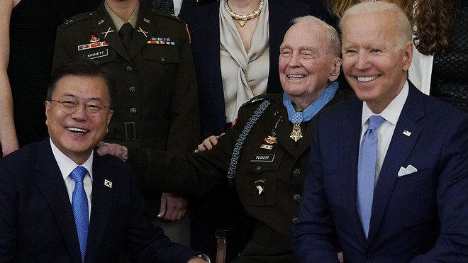 Ông Moon Jae-in đã chứng kiến ông Biden trao Huân chương Danh dự cho cựu chiến binh Chiến tranh Triều Tiên 94 tuổi Ralph Puckett. (Nguồn: AP) Mỹ, Hàn Quốc đánh giá cao sức mạnh của quan hệ đồng minh song phương ảnh 1