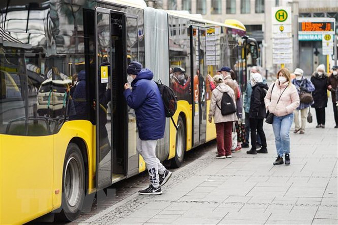 WHO kêu gọi người dân châu Âu duy trì cảnh giác khi mở cửa trở lại ảnh 1