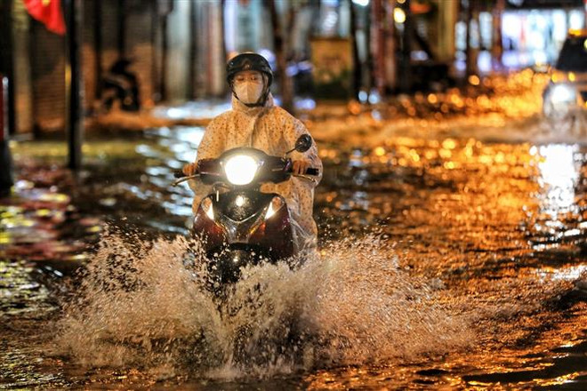 Chiều tối và đêm 13/5, các khu vực đều có mưa dông, gió giật mạnh ảnh 1