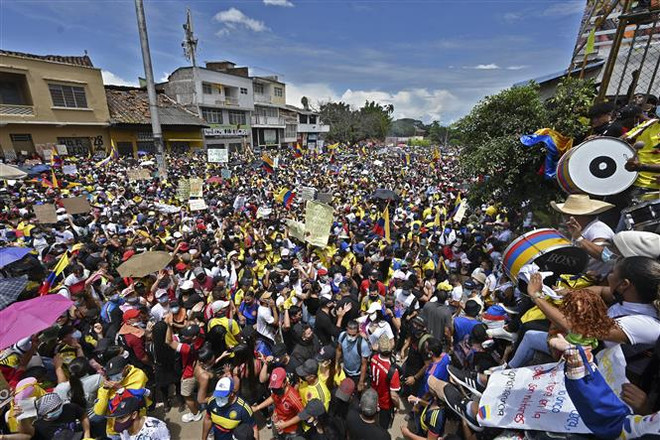 Biểu tình bạo lực khiến ít nhất 10 người thiệt mạng tại Colombia ảnh 1