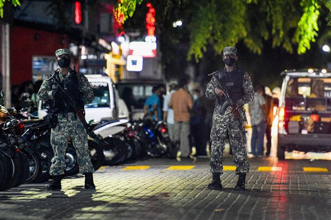 Binh sỹ Maldives gác tại hiện trường vụ nổ ở thủ đô Male ngày 6/5/2021. (Nguồn: AFP/TTXVN) Maldives: Bắt nghi can trong vụ đánh bom nhằm vào Chủ tịch Quốc hội ảnh 1