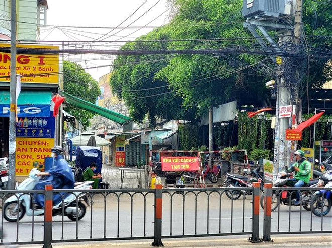 Cơ quan chức năng đã phong tỏa hẻm 954 Quang Trung (Phường 8, quận Gò Vấp) để thực hiện công tác phòng, chống dịch. (Ảnh: Thành Chung/TTXVN) TP.HCM tuyên truyền, nhắc nhở người dân hạn chế ra đường ảnh 1