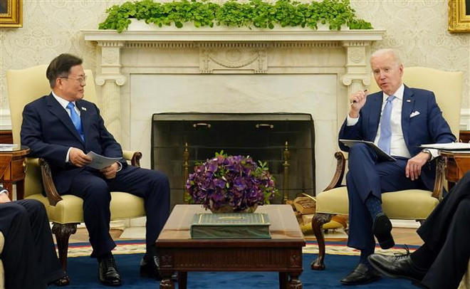 Tổng thống Mỹ Joe Biden (phải) trong cuộc hội đàm với người đồng cấp Hàn Quốc Moon Jae-in tại Nhà Trắng, Washington, ngày 21/5/2021. (Nguồn: YONHAP/TTXVN) Cuộc gặp thượng đỉnh Mỹ-Hàn: Quan hệ đồng minh 'căng buồm' trở lại ảnh 1