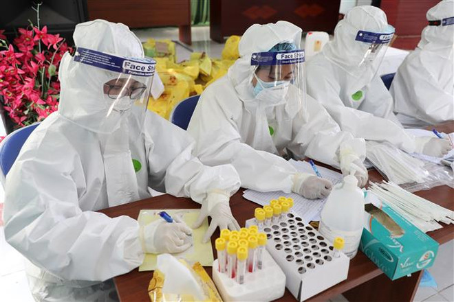 Xét nghiệm COVID-19 tại Bắc Giang. (Ảnh: Danh Lam/TTXVN) Quân đội triển khai hai bệnh viện dã chiến ở Bắc Ninh và Bắc Giang ảnh 1