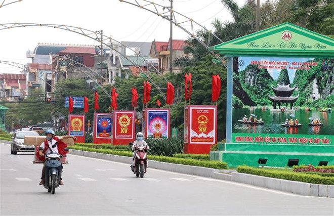 Người dân đeo khẩu trang phòng dịch COVID-19 khi di chuyển trên phố Đinh Tiên Hoàng, thành phố Ninh Bình. (Ảnh: Đức Phương/TTXVN) Lai Châu, Ninh Bình tăng cường các biện pháp chống dịch COVID-19 ảnh 2