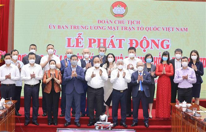Chủ tịch nước Nguyễn Xuân Phúc và các đại biểu tham dự Lễ phát động. (Ảnh: Thống Nhất/TTXVN) Chủ tịch nước: Đất nước rất cần sự chung tay góp sức của người dân ảnh 1