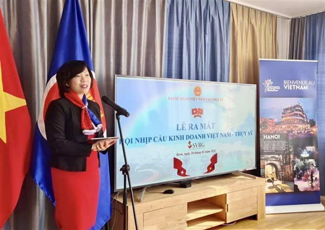 Đại sứ Lê Linh Lan phát biểu tại buổi Lễ ra mắt Hội nhịp cầu kinh doanh Việt Nam-Thụy Sĩ. (Ảnh: Tố Uyên/TTXVN) Nhịp cầu Kinh doanh Việt Nam-Thụy Sĩ thành lập Ban đại diện ảnh 1