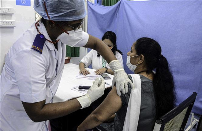 Nhân viên y tế diễn tập tiêm vaccine phòng COVID-19 tại bệnh viện ở Mumbai, Ấn Độ, ngày 8/1/2021. (Nguồn: THX/TTXVN) Khủng hoảng COVID-19 ở Ấn Độ phơi bày điểm yếu của ngoại giao vaccine ảnh 1
