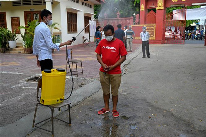 Campuchia công bố quyết định dỡ lệnh phong tỏa Phnom Penh và Ta Khmao ảnh 1