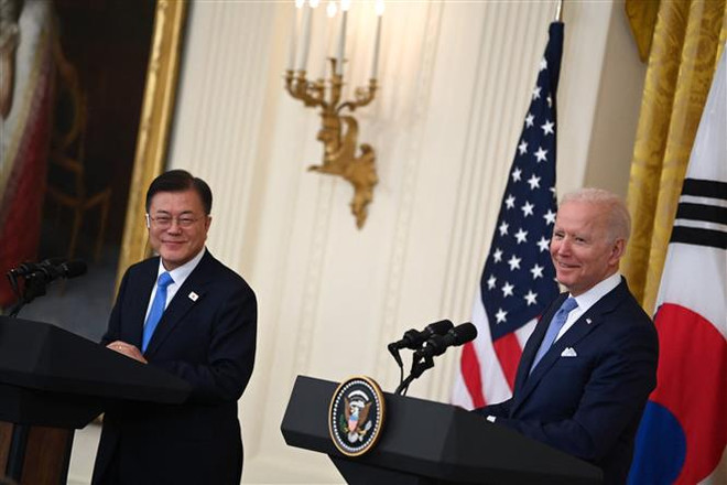 Tổng thống Mỹ Joe Biden (phải) và Tổng thống Hàn Quốc Moon Jae-in tham dự cuộc họp báo chung sau cuộc gặp ở Washington, DC, Mỹ, ngày 21/5/2021. (Nguồn: AFP/TTXVN) Cuộc gặp thượng đỉnh Mỹ-Hàn: Quan hệ đồng minh 'căng buồm' trở lại ảnh 2
