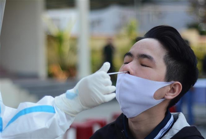Lấy mẫu xét nghiệm COVID-19. (Ảnh: Văn Dũng/TTXVN) Kỷ luật 2 nhân viên y tế không tiếp nhận đề nghị xét nghiệm của F1 ảnh 1