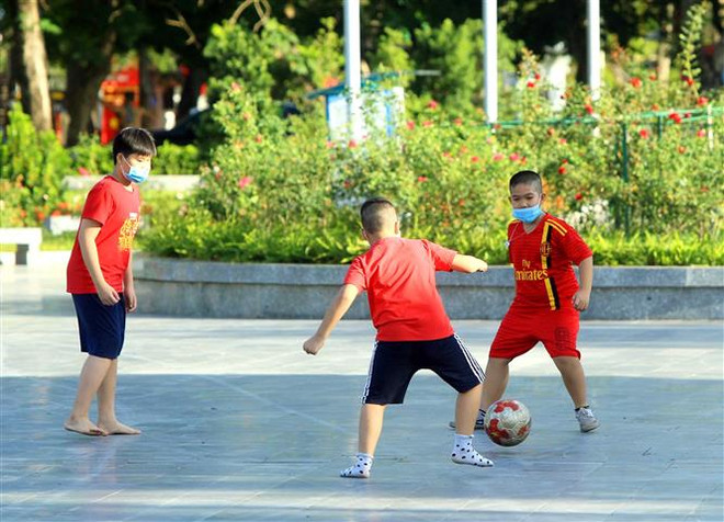 Trẻ em buộc phải ở trong nhà khi các công viên đóng cửa phòng dịch. (Ảnh: An Đăng/TTXVN) Đau đầu tìm 'sân chơi cho trẻ em' trong mùa nghỉ Hè chống dịch ảnh 2