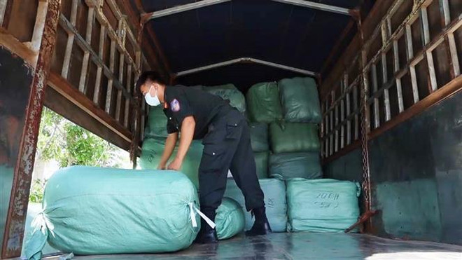 Bắt giữ 57 tấn hàng hóa không có hóa đơn nhập từ Campuchia về Việt Nam ảnh 1