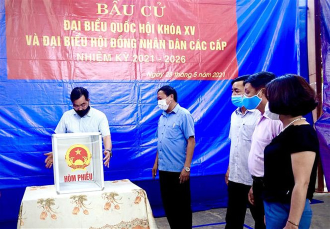 Ông Nông Việt Yên, Bí thư Huyện ủy Mù Cang Chải, cùng đoàn công tác kiểm tra công tác chuẩn bị bầu cử tại huyện Mù Cang Chải. (Ảnh: Tuấn Anh/TTXVN) Cử tri các đồng bào dân tộc thiểu số hướng về ngày bầu cử ảnh 6