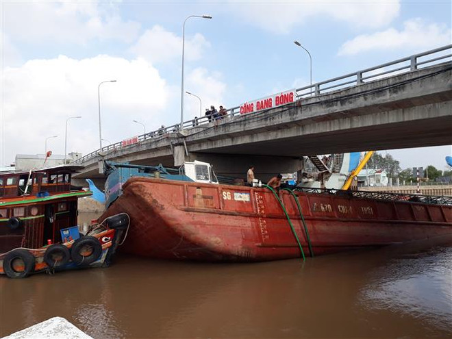 Khẩn trương cứu hộ sà lan bị chìm tại thành phố Bạc Liêu ảnh 1