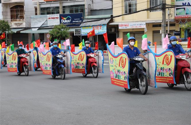 Càng gần đến ngày bầu cử, công tác tuyên truyền được huyện, thành trên địa bàn tỉnh Đồng Tháp chú trọng đẩy mạnh với nội dung thiết thực, hình thức đa dạng, sinh động. (Ảnh: Chương Đài/TTXVN) Bầu cử Quốc hội: Cử tri Đồng Tháp với niềm tin và kỳ vọng ảnh 1