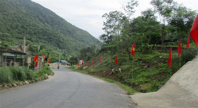 Cờ Tổ quốc được treo khắp tuyến đường xã Pù Nhi, huyện biên giới Mường Lát để chào mừng ngày bầu cử. (Ảnh: Nguyễn Nam/TTXVN) Cử tri các đồng bào dân tộc thiểu số hướng về ngày bầu cử ảnh 2
