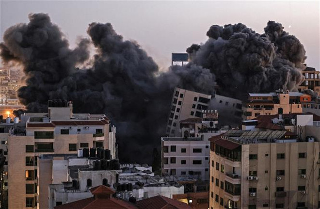 Khói lửa bốc lên sau loạt không kích của Israel xuống Dải Gaza ngày 11/5/2021. (Nguồn: AFP/TTXVN) Loay hoay gỡ 'cuộn chỉ rối' tiến trình hòa bình Trung Đông ảnh 2