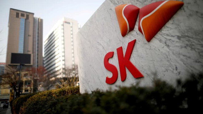 Logo của SK Innovation. (Nguồn: Reuters) SK Innovation hợp tác với Ford sản xuất pin xe điện tại Mỹ ảnh 1