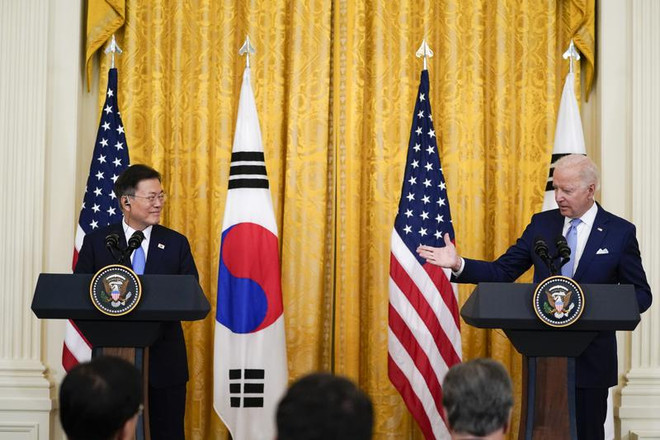 Tổng thống Mỹ Joe Biden (phải) và người đồng cấp Hàn Quốc Moon Jae-in. (Nguồn: AP) Tổng thống Mỹ Biden và người đồng cấp Hàn Quốc hội đàm thượng đỉnh ảnh 1