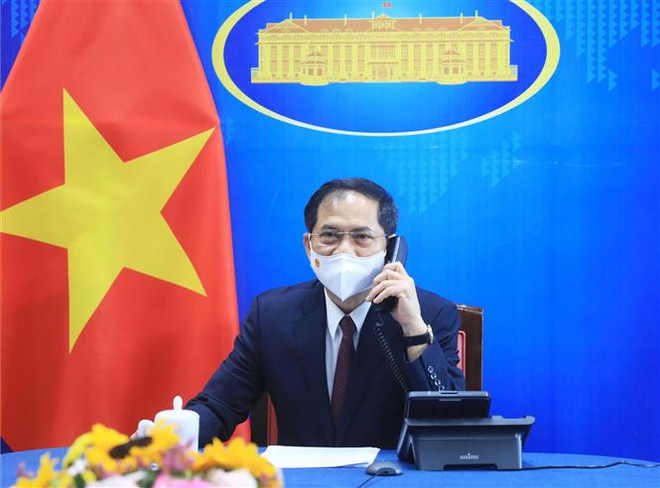 Bộ trưởng Ngoại giao Bùi Thanh Sơn điện đàm với Bộ trưởng Ngoại giao Hoa Kỳ Antony Blinken. (Ảnh: Lâm Khánh/ TTXVN) Quan hệ Việt Nam-Hoa Kỳ đang phát triển tích cực trong nhiều lĩnh vực ảnh 1