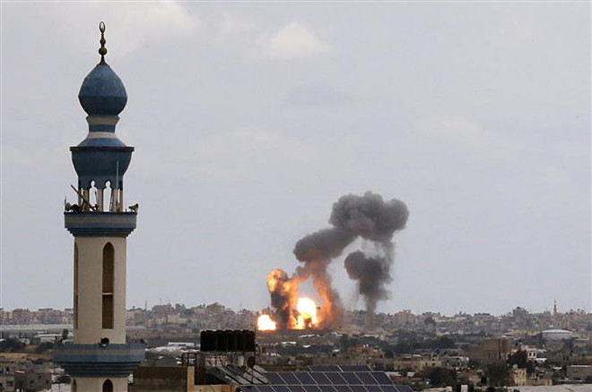 Khói lửa bốc lên tại hiện trường vụ không kích của Israel xuống Khan Yunis, phía Nam Dải Gaza ngày 24/2/2020. (Nguồn: AFP/TTXVN) Loay hoay gỡ 'cuộn chỉ rối' tiến trình hòa bình Trung Đông ảnh 1