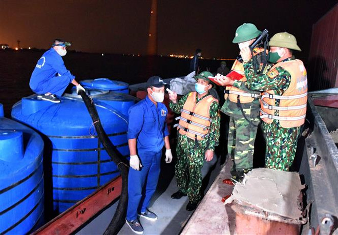 Lính quân hàm xanh nơi tuyến đầu chống dịch ở thành phố cảng ảnh 2