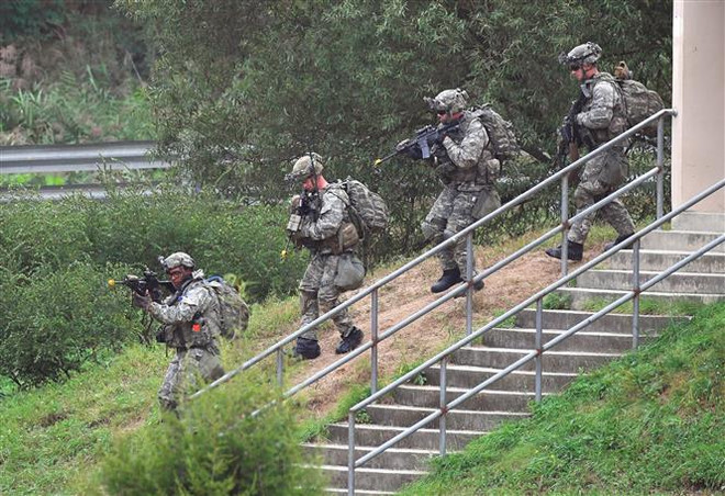 Binh sỹ tham gia cuộc tập trận chung Hàn Quốc-Mỹ tại Pocheon, cách thủ đô Seoul của Hàn Quốc 70km về phía đông bắc, ngày 19/9/2017. (Nguồn: AFP/TTXVN) Tổng thống Trump: Hàn Quốc đồng ý trả nhiều hơn chi phí quốc phòng ảnh 1