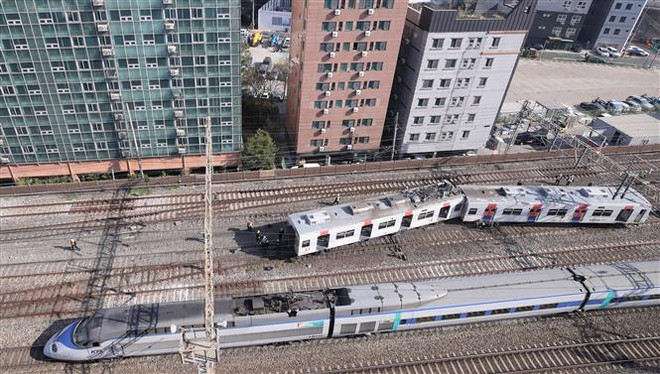 Hiện trường vụ tàu điện ngầm chệch khỏi đường ray tại Seoul, Hàn Quốc ngày 14/4/2020. (Nguồn: Yonhap/TTXVN) Tàu điện ngầm chệch đường ray tại Hàn Quốc, không ai thương vong ảnh 1