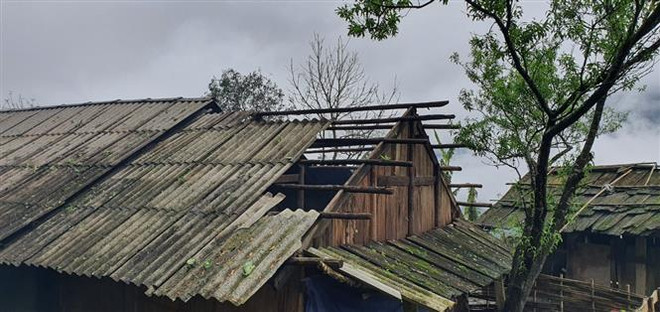 Nhà dân ở thôn Sử Pán, xã Bản Hồ, thị xã Sa Pa bị tốc mái do giông lốc. (Ảnh: Hương Thu/TTXVN) Rét đậm, rét hại bao phủ nhiều khu vực tại tỉnh Lào Cai ảnh 1