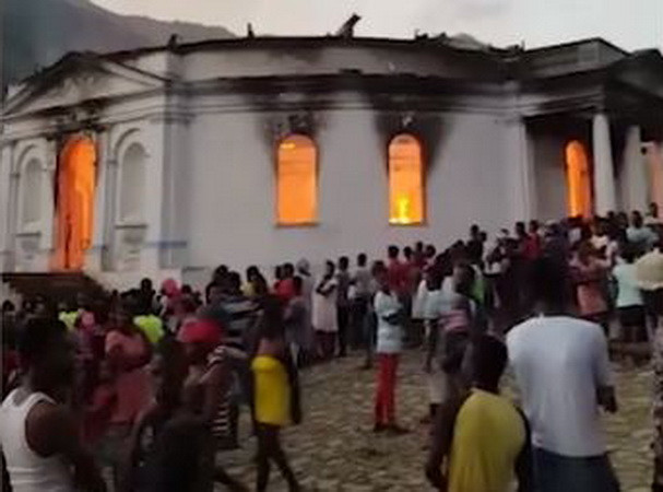 Hỏa hoạn làm sập mái vòm nhà thờ hơn 200 tuổi tại Haiti ảnh 1