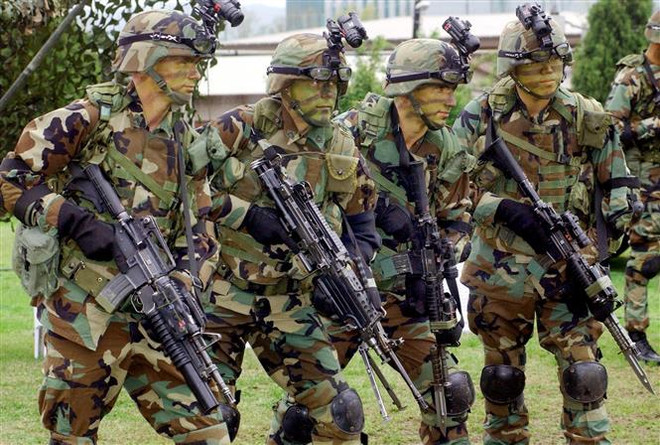 Binh sỹ thuộc Lực lượng Mỹ đồn trú tại Hàn Quốc (USFK) làm nhiệm vụ tại căn cứ quân sự Yongsan ở Seoul, Hàn Quốc. (Nguồn: AFP/TTXVN) Mỹ kỳ vọng Hàn Quốc nhượng bộ nhiều hơn về chi phí quân sự ảnh 1