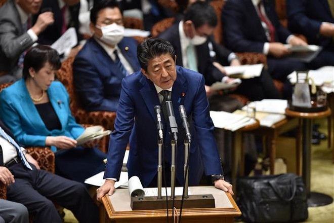 Thủ tướng Nhật Bản Shinzo Abe phát biểu trong phiên họp Ủy ban ngân sách Thượng viện ở Tokyo ngày 27/3/2020. (Nguồn: AFP/TTXVN) Quốc hội Nhật Bản thông qua dự thảo ngân sách bổ sung 240 tỷ USD ảnh 1