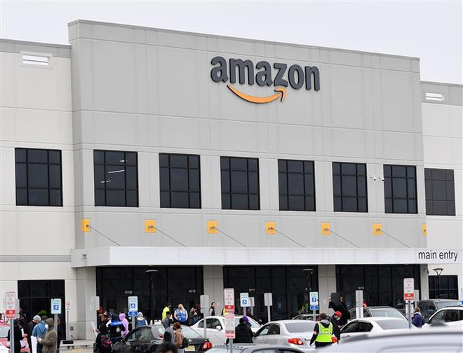 Nhân viên của Amazon tham gia đình công đòi cải thiện điều kiện làm việc tại một chi nhánh của Amazon ở Đảo Staten, Mỹ, ngày 30/3/2020. (Nguồn: AFP/TTXVN) Nhân viên Amazon đình công phản đối điều kiện làm việc ảnh 1