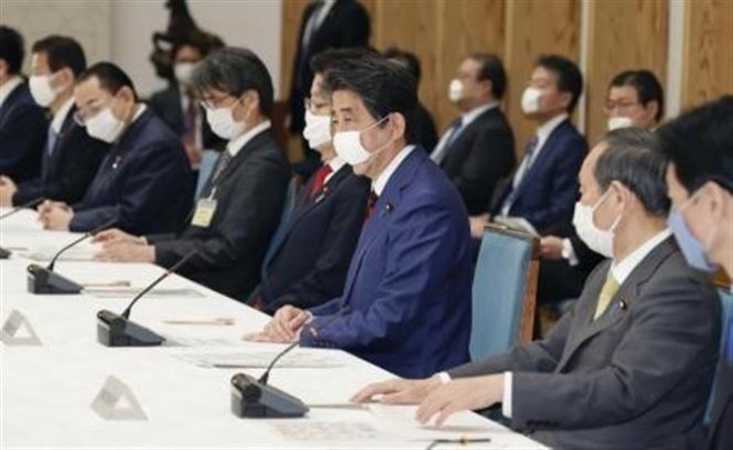 COVID-19 phơi bày điểm mạnh, yếu của các thành viên thay thế ông Abe ảnh 1