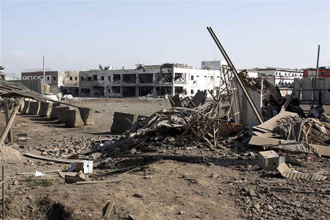 Hiện trường một vụ tấn công gần căn cứ quân sự của Mỹ tại Parwan, Afghanistan. (Nguồn: AFP/TTXVN) Tấn công gần căn cứ Mỹ tại Afghanistan khiến 6 người thiệt mạng ảnh 1