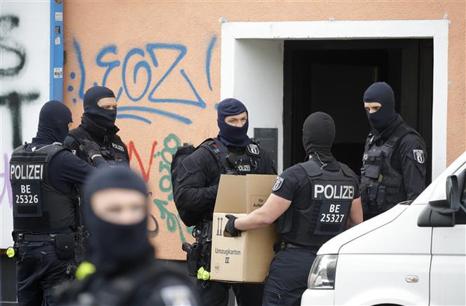 Cảnh sát khám xét một nhà thờ Hồi giáo bị tình nghi có liên hệ với phong trào Hezbollah ở Berlin, Đức,ngày 30/4/2020. (Nguồn: AFP/TTXVN) Cấm mọi hoạt động của phong trào Hezbollah trên lãnh thổ Đức ảnh 1