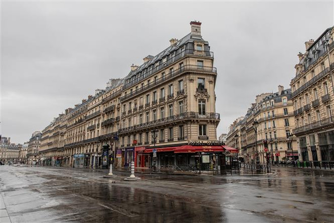 Cảnh vắng vẻ trên đường phố tại Paris, Pháp ngày 6/4/2020 trong bối cảnh dịch COVID-19 lan rộng. (Nguồn: THX/TTXVN) Các nước đưa ra chính sách kinh tế như thế nào để đối phó COVID-19? ảnh 2