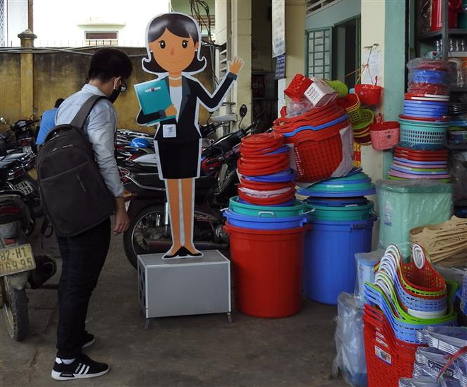 Máy tự động nhắc phòng dịch COVID-19 - mô hình tuyên truyền sáng tạo ở một huyện Đăk Hà (Kon Tum). (Ảnh: Cao Nguyên/TTXVN) Chuyên gia Indonesia nêu chiến lược chống dịch 12 điểm của Việt Nam ảnh 2