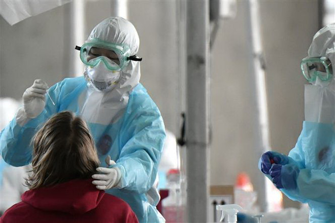 Nhân viên y tế lây mẫu xét nghiệm COVID-19 ở Seoul, Hàn Quốc, ngày 1/4/2020. (Nguồn: AFP/TTXVN) Hàn Quốc: Số ca tái dương tính với virus SARS-CoV-2 tiếp tục gia tăng ảnh 1