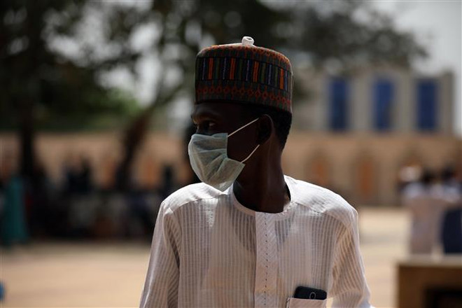 Đeo khẩu trang phòng dịch COVID-19 tại Abuja, Nigeria ngày 20/3/2020. (Nguồn: AFP/TTXVN) Nguy cơ COVID-19 biến thành cuộc khủng hoảng an ninh ở châu Phi ảnh 1