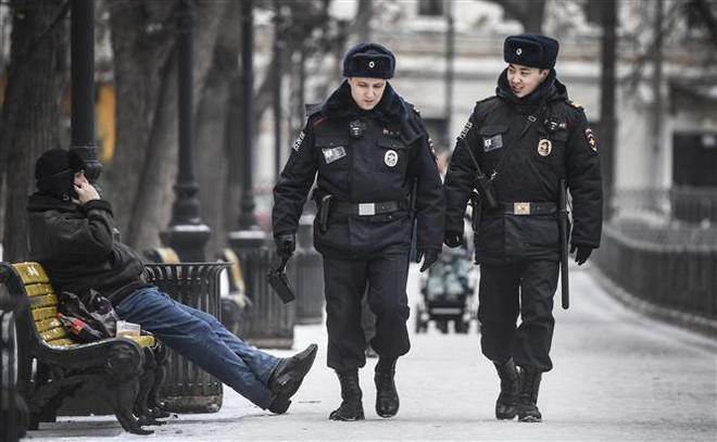 Cảnh sát Nga tuần tra. (Nguồn: AFP/TTXVN) Nga tiêu diệt nhóm đối tượng cực đoan ủng hộ tổ chức khủng bố IS ảnh 1