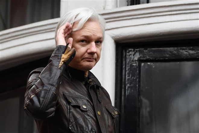 Nhà sáng lập trang mạng WikiLeaks Julian Assange tại Đại sứ quán Ecuador ở London, Anh, ngày 19/5/2017. (Nguồn: AFP/TTXVN) Anh hoãn phiên tòa xem xét dẫn độ nhà sáng lập WikiLeaks sang Mỹ ảnh 1