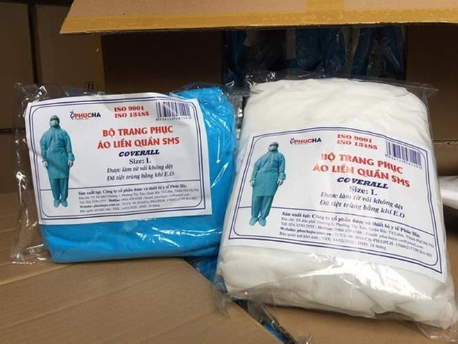 Trang phục phòng dịch giả mạo nhãn hiệu của Công ty Phúc Hà. (Nguồn: TTXVN) Khởi tố 1 nhân viên bệnh viện bán hàng nghìn bộ quần áo phòng dịch giả ảnh 1