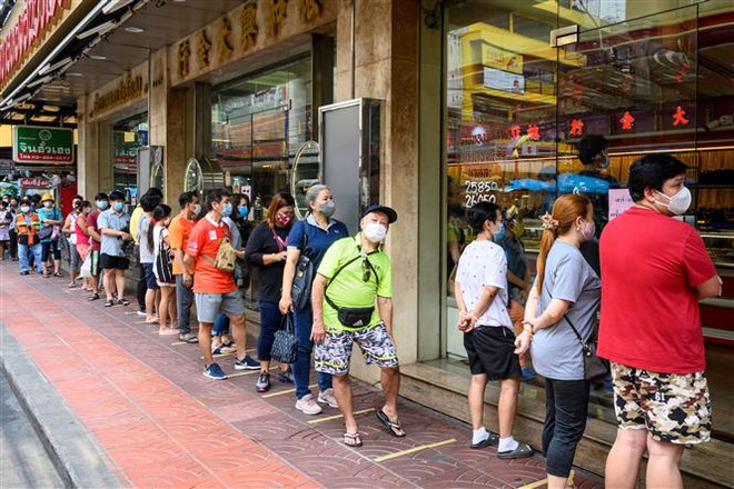 Người dân đeo khẩu trang phòng lây nhiễm COVID-19 tại Bangkok, Thái Lan ngày 15/4/2020. (Nguồn: AFP/TTXVN) Bộ Y tế Thái Lan xây dựng chiến lược dỡ bỏ lệnh phong tỏa do COVID-19 ảnh 1