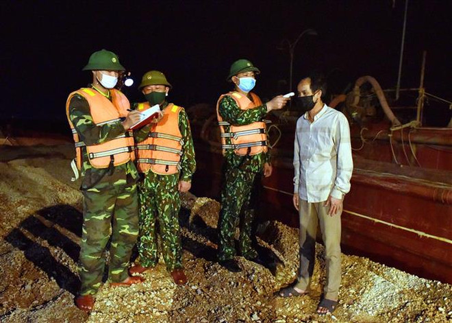 Lính quân hàm xanh nơi tuyến đầu chống dịch ở thành phố cảng ảnh 1