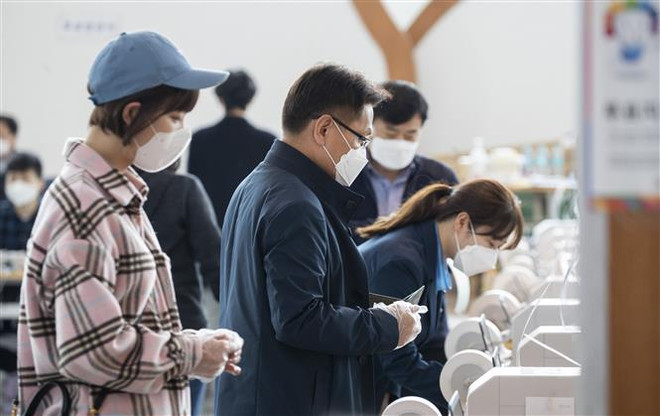 Cử tri bỏ phiếu tại một điểm bầu cử ở Seoul, Hàn Quốc ngày 10/4/2020. (Nguồn: THX/TTXVN) Những điều thú vị từ cuộc Tổng tuyển cử bầu quốc hội ở Hàn Quốc ảnh 1