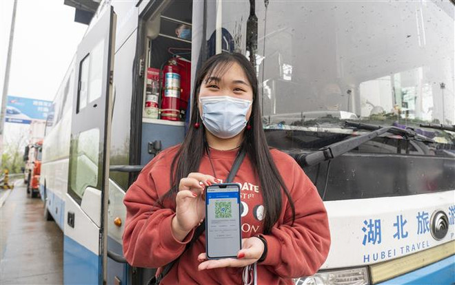 Một hành khách trình mã y tế để được phép đi lại tại trạm thu phí đường cao tốc ở Vũ Hán, Trung Quốc, ngày 24/3/2020. (Nguồn: THX/TTXVN) Công nghệ giúp Trung Quốc linh hoạt trong cuộc chiến chống COVID-19 ảnh 1
